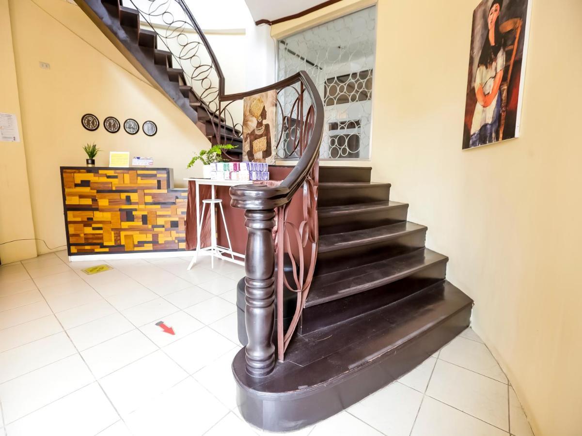 Oyo 759 Royal South Garden Suites Tagaytay City Exterior photo